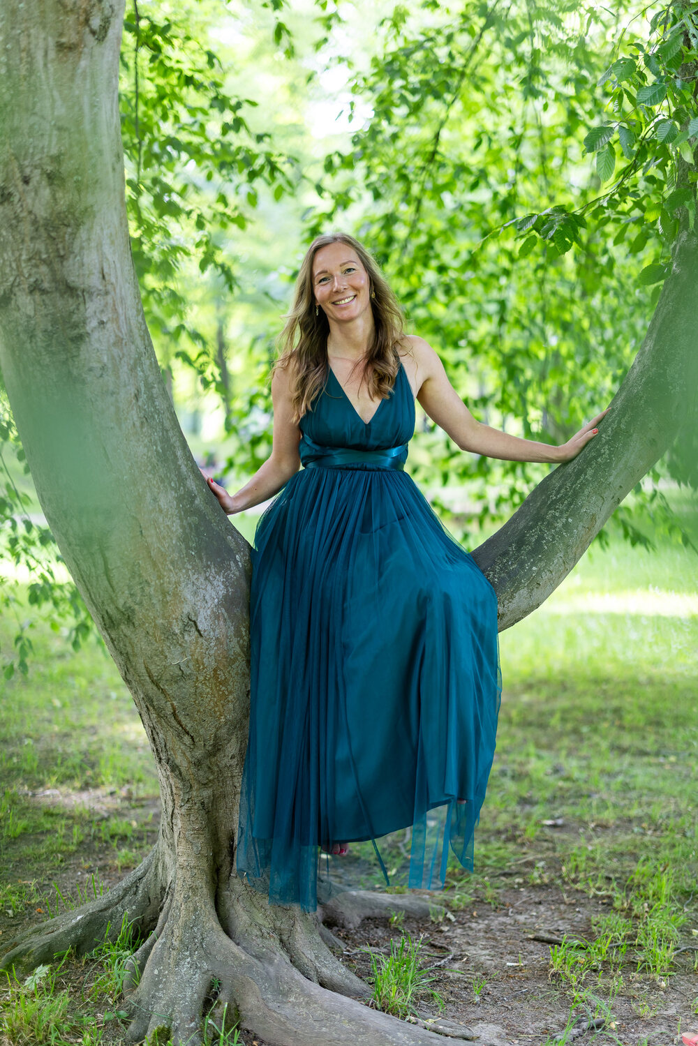 Dr. Julia König, lächelnd im sommergrünen Park.