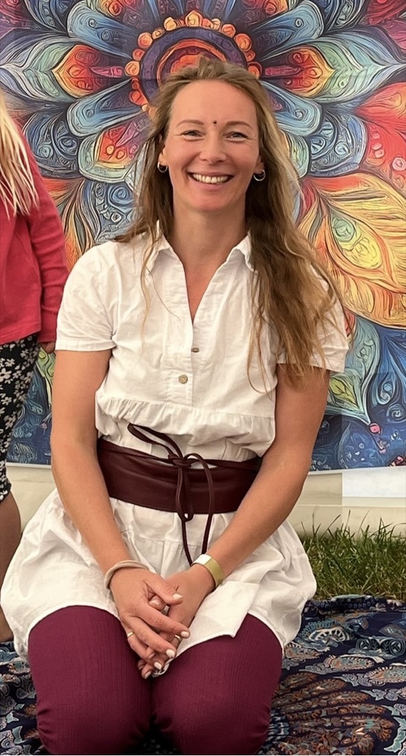 Dr. Julia König im Porträt, warm lächelnd.