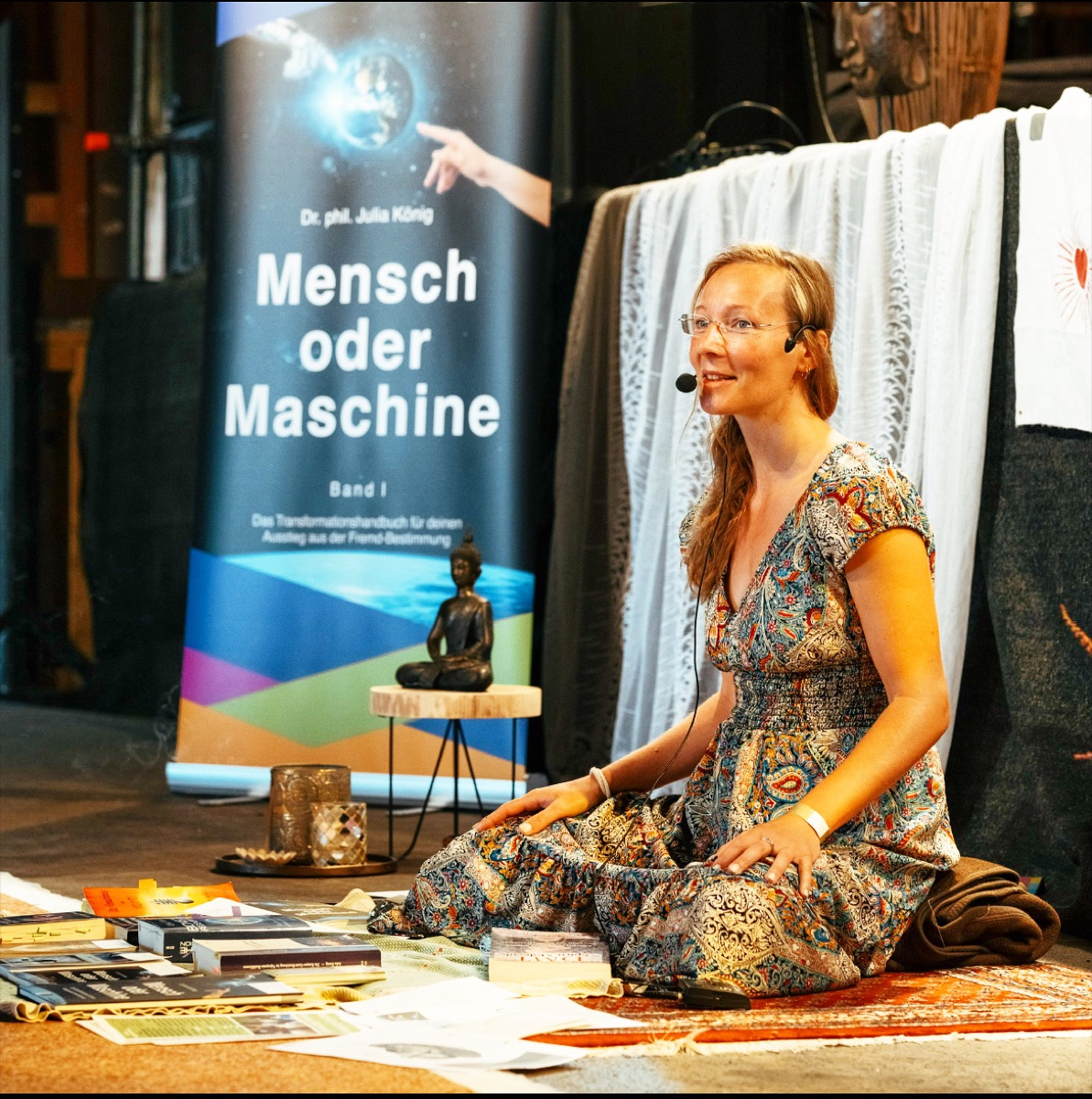 Dr. Julia König auf der Bühne beim Vortrag „Mensch oder Maschine“.