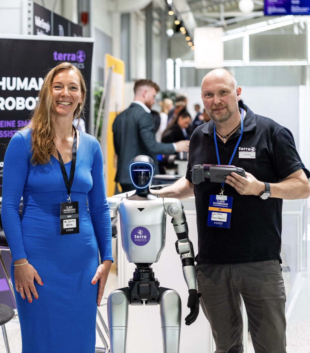Dr. Julia König im Gespräch am humanoiden Roboter, wo Wissenschaft auf Zukunft trifft.