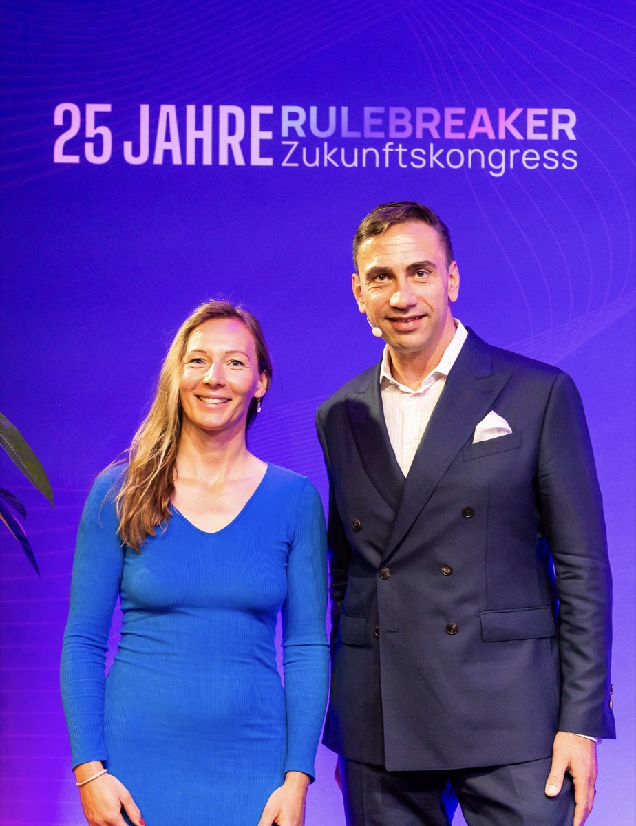 Dr. Julia König auf der Bühne des Rulebreaker Zukunftskongresses.